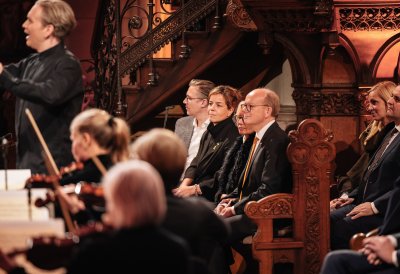 Die stellvetredene MPin Neubaur und der Landtagspräsident Kuper sitzen im Publikum