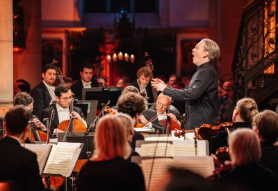 Das Orchester spielt auf der Bühne, Ansicht aus dem Publikum