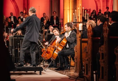 Das Orchester spielt auf der Bühne, Ansicht von der Seite