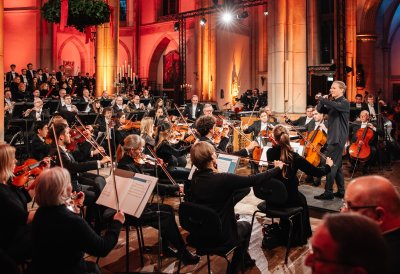Das Orchester spielt auf der Bühne, Ansicht von hinten