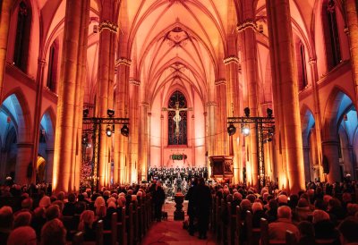 Das Orchester spielt auf der Bühne, Ansicht aus dem Publikum