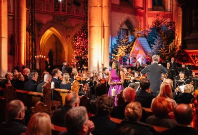 Das Orchester spielt auf der Bühne, Ansicht aus dem Publikum