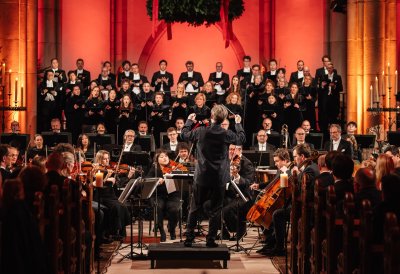 Das Orchester von der Mitte des Publikums fotografiert