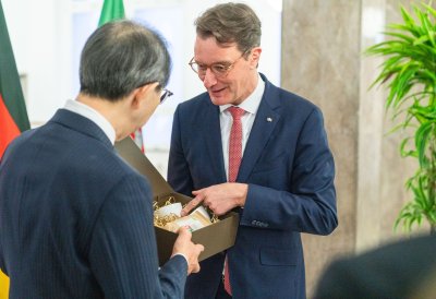 Ministerpräsident Hendrik Wüst empfängt Gouverneur der japanischen Präfektur Fukushima Masao Uchibori