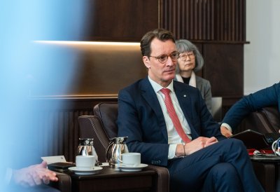 Ministerpräsident Hendrik Wüst empfängt Gouverneur der japanischen Präfektur Fukushima Masao Uchibori