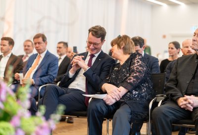 Ministerpräsident Hendrik Wüst übergibt den Bundesverdienstorden an drei Persönlichkeiten aus Nordrhein-Westfalen