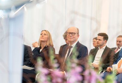 Ministerpräsident Hendrik Wüst übergibt den Bundesverdienstorden an drei Persönlichkeiten aus Nordrhein-Westfalen