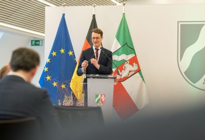 Ministerpräsident Hendrik Wüst übergibt den Bundesverdienstorden an drei Persönlichkeiten aus Nordrhein-Westfalen