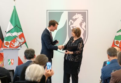 Ministerpräsident Hendrik Wüst übergibt den Bundesverdienstorden an drei Persönlichkeiten aus Nordrhein-Westfalen
