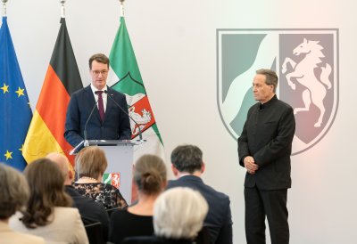 Ministerpräsident Hendrik Wüst übergibt den Bundesverdienstorden an drei Persönlichkeiten aus Nordrhein-Westfalen