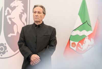 Ministerpräsident Hendrik Wüst übergibt den Bundesverdienstorden an drei Persönlichkeiten aus Nordrhein-Westfalen