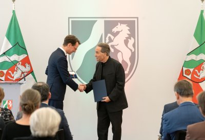 Ministerpräsident Hendrik Wüst übergibt den Bundesverdienstorden an drei Persönlichkeiten aus Nordrhein-Westfalen