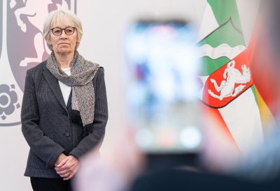 Ministerpräsident Hendrik Wüst übergibt den Bundesverdienstorden an drei Persönlichkeiten aus Nordrhein-Westfalen