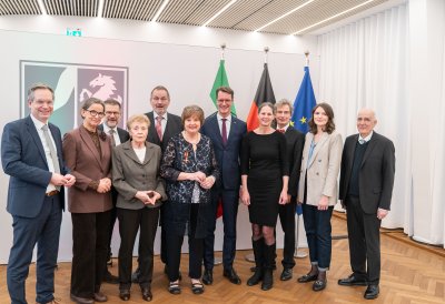 Ministerpräsident Hendrik Wüst übergibt den Bundesverdienstorden an drei Persönlichkeiten aus Nordrhein-Westfalen