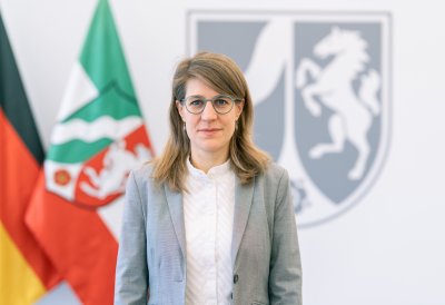 Porträtfoto von Ministerin Verena Schäffer