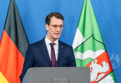 MP Wüst während seines Statements auf der Bühne