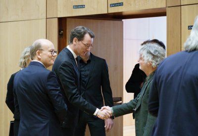 Ministerpräsident Wüst begrüßt Gäste vor dem Plenarsaal