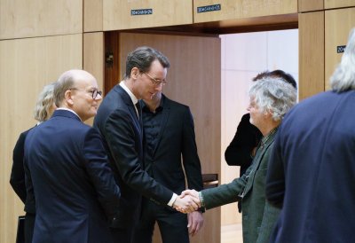 Ministerpräsident Wüst begrüßt Gäste vor dem Plenarsaal