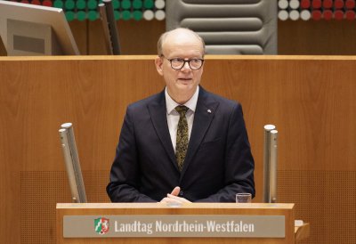 Der Landtagspräsident während seiner Rede im Plenarsaal
