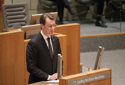 MP Wüst während seiner Rede im Plenarsaal