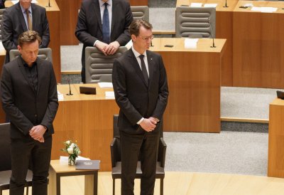 MP Wüst während der Schweigeminute