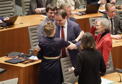 Ministerin Schäffer wird von Kabinettmitgliedern auf der Regierungsbank umarmt