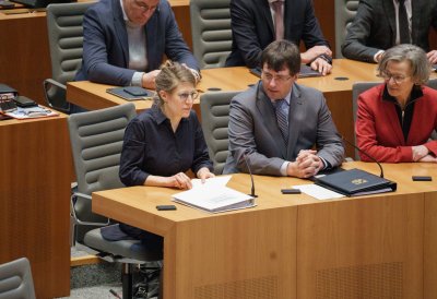 Ministerin Schäffer sitzt auf der Regierungsbank