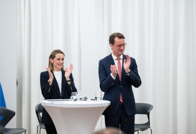 Schirmherrin Katharine Wüst und Ministerpräsident Hendrik Wüst applaudieren in Richtung Publikum