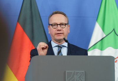 Minister Limbach am Rednerpult auf einer Bühne