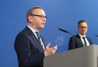 Minister Limbach am Rednerpult auf einer Bühne