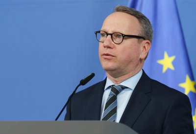 Minister Limbach am Rednerpult auf einer Bühne