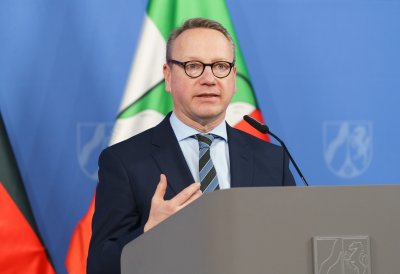 Minister Limbach am Rednerpult auf einer Bühne