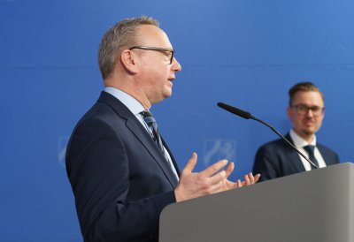 Minister Limbach am Rednerpult auf einer Bühne