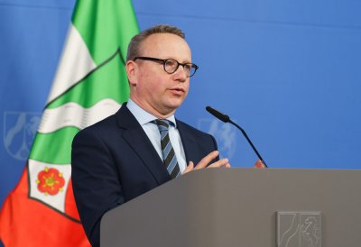 Minister Limbach am Rednerpult auf einer Bühne