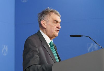 Minister Reul spricht an einem Rednerpult