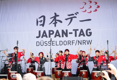 Eine Gruppe von Trommlern auf einer Bühne