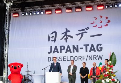 MP WÜst während seiner Ansprache auf einer Bühne