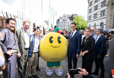 MP Wüst, der Düssledorfer OB Keller und weitere Personen posieren neben einem riesigen Pac-Man für ein Foto