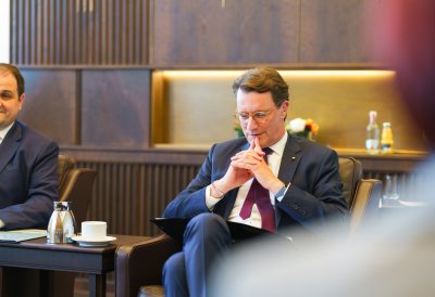 Besprechungssituation in einem festlichen Raum, MP Wüst gestikuliert