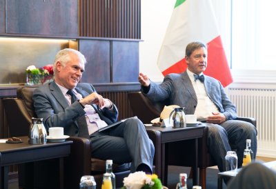 Besprechungssituation in einem festlichen Raum