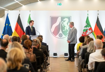 Ministerpräsident Hendrik Wüst verleiht Verdienstorden des Landes Nordrhein-Westfalen an 15 Persönlichkeiten