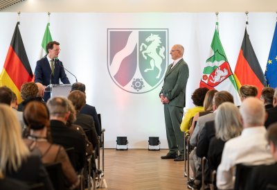 Ministerpräsident Hendrik Wüst verleiht Verdienstorden des Landes Nordrhein-Westfalen an 15 Persönlichkeiten