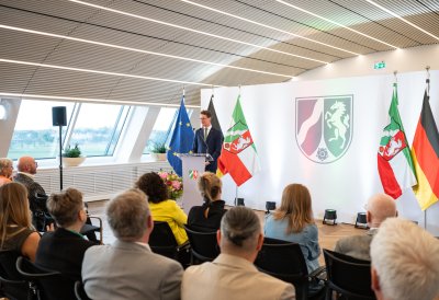 Ministerpräsident Hendrik Wüst verleiht Verdienstorden des Landes Nordrhein-Westfalen an 15 Persönlichkeiten