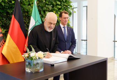 Eintrag in das Gästebuch der Landesregierung