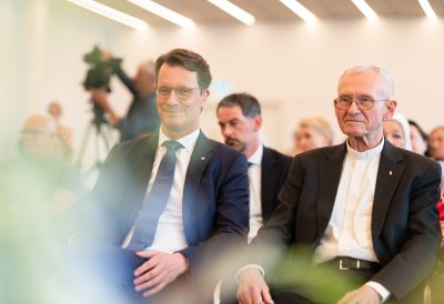 Pfarrer Franz Meurer aus Köln erhält Mevlüde-Genç-Medaille von Ministerpräsident Wüst