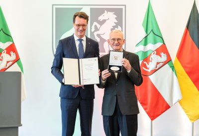 Pfarrer Franz Meurer aus Köln erhält Mevlüde-Genç-Medaille von Ministerpräsident Wüst