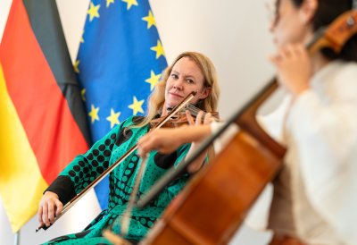 Pfarrer Franz Meurer aus Köln erhält Mevlüde-Genç-Medaille von Ministerpräsident Wüst