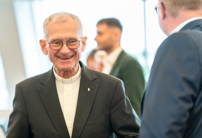 Pfarrer Franz Meurer aus Köln erhält Mevlüde-Genç-Medaille von Ministerpräsident Wüst