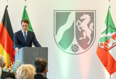 Pfarrer Franz Meurer aus Köln erhält Mevlüde-Genç-Medaille von Ministerpräsident Wüst