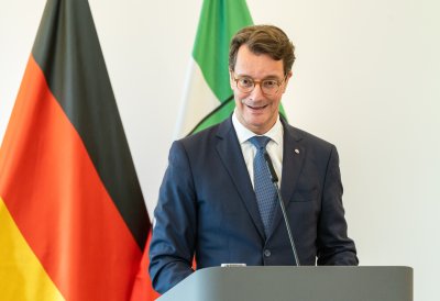 Pfarrer Franz Meurer aus Köln erhält Mevlüde-Genç-Medaille von Ministerpräsident Wüst
